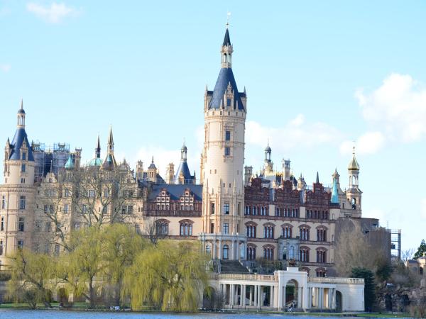 Schwerin-Schloß-Hauptturm.jpg