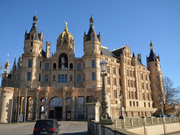 Schwerin-Schloß-Vorhof.jpg